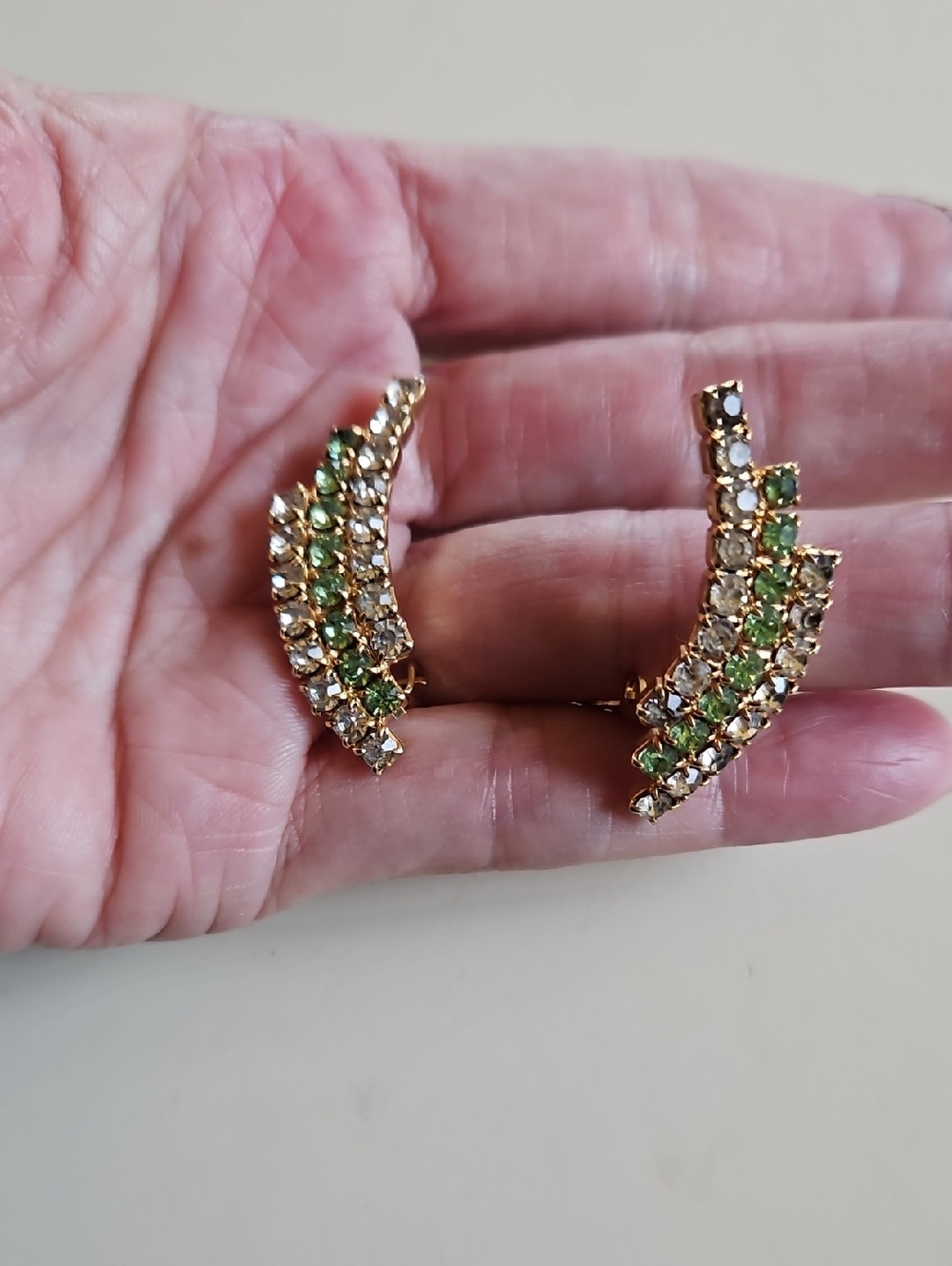 Green and clear prong set rhinestone 3 rows gold tone Clip Earrings Vintage - Picture 3 of 5